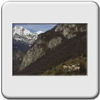 Frazione di Costa con alle spalle il Pizzo d'Erna. Sullo sfondo la Grignetta innevata